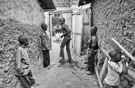 Người đàn ông đang chơi đùa với cậu con trai 5 tháng tuổi.