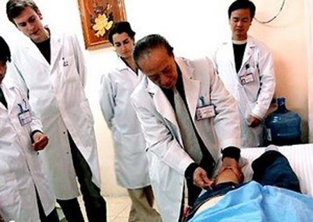 Các bác sĩ nước ngoài chăm chú học tập khi GS Nguyễn Tài Thu thực hiện ca châm cứu.