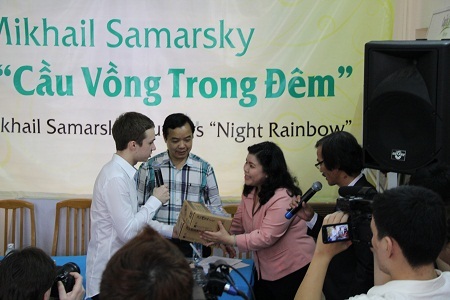 Mikhail Samasky trao quà cho một độc giả.