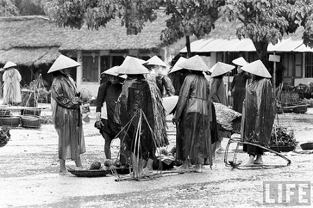 Thế giới lưu giữ ảnh “độc” về phụ nữ Việt với áo dài, nón lá - 5 Thế giới lưu giữ ảnh “độc” về phụ nữ Việt với nón lá, áo dài