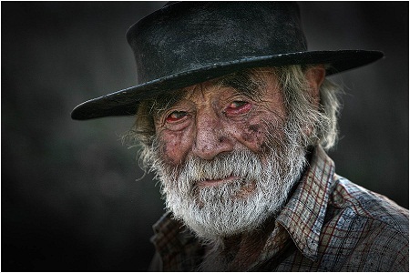 “Una Mirada” - Tác giả Raul Acuna (Argentina) - Huy chương Bạc VAPA