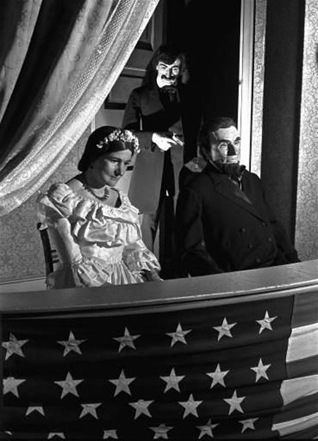 Sự trùng hợp kỳ lạ trong vụ ám sát tổng thống Lincoln - 4 Tối ngày 14/4/1865, John Booth đã ám sát tổng thống ngay tại nhà hát kịch Ford.