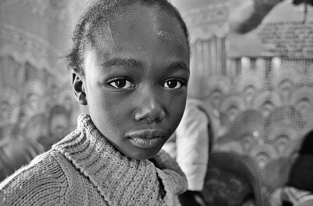 Người đàn ông đang chơi đùa với cậu con trai 5 tháng tuổi.