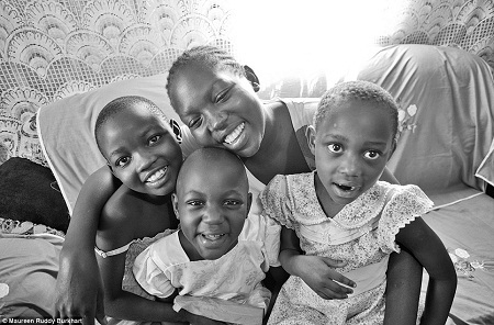 Người đàn ông đang chơi đùa với cậu con trai 5 tháng tuổi.