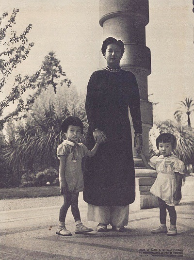 Những bức ảnh được chụp khi Nam Phương Hoàng hậu đưa các con đi chơi công viên.