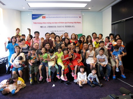 Cô dâu Việt xứ “kim chi”: Nỗi niềm hai tiếng quê hương - 1 Gia đình những cô dâu Việt lấy chồng Hàn về thăm Việt Nam