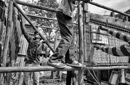 Người đàn ông đang chơi đùa với cậu con trai 5 tháng tuổi.