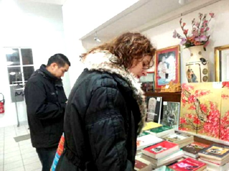 Khách hàng xem các sản phẩm bày bán tại Hội chợ