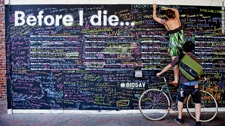 Câu hỏi cho tất cả: “Bạn muốn làm gì trước khi chết…” - 5 Những thanh niên đang thích thú viết lên tấm bảng ở thành phố Savannah, bang Georgia, Mỹ.