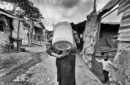 Người đàn ông đang chơi đùa với cậu con trai 5 tháng tuổi.