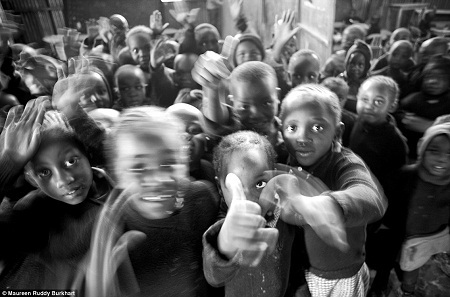 Người đàn ông đang chơi đùa với cậu con trai 5 tháng tuổi.