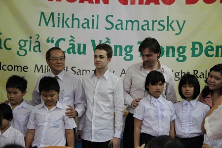Mikhail Samasky cùng các em học sinh tại thư viện sách nói.