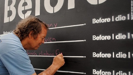 Câu hỏi cho tất cả: “Bạn muốn làm gì trước khi chết…” - 4 Candy Chang đã tạo ra tấm bảng “Before I Die” đầu tiên từ năm 2011.