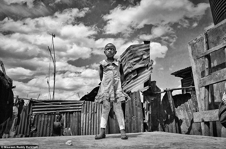 Người đàn ông đang chơi đùa với cậu con trai 5 tháng tuổi.