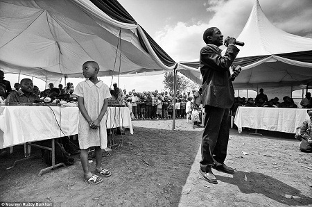 Người đàn ông đang chơi đùa với cậu con trai 5 tháng tuổi.