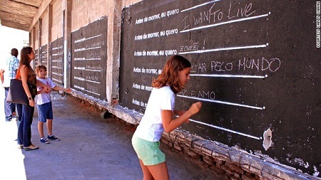 Câu hỏi cho tất cả: “Bạn muốn làm gì trước khi chết…” - 8 Tấm bảng ở thành phố Lisbon, Bồ Đào Nha.