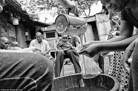 Người đàn ông đang chơi đùa với cậu con trai 5 tháng tuổi.