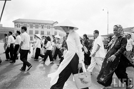 Thế giới lưu giữ ảnh “độc” về phụ nữ Việt với áo dài, nón lá - 8 Sài Gòn năm 1961. (Ảnh: Life).