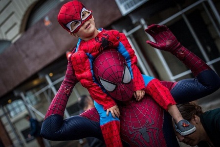 Nhìn lại một năm đầy biến động và nhiều trò lố ở Hollywood - 7 Hình ảnh “không thể quên” của các ngôi sao thế giới năm 2013