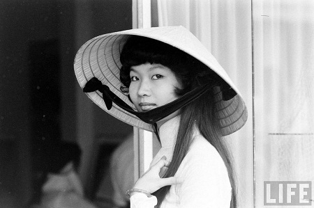 Thế giới lưu giữ ảnh “độc” về phụ nữ Việt với áo dài, nón lá - 7 Huế năm 1961 (Ảnh: Life).
