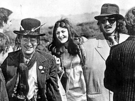 Lộ diện người phụ nữ cất giữ bí mật của The Beatles - 7 Freda Kelly chụp hình với George Harrison (trái) và Paul McCartney (phải)