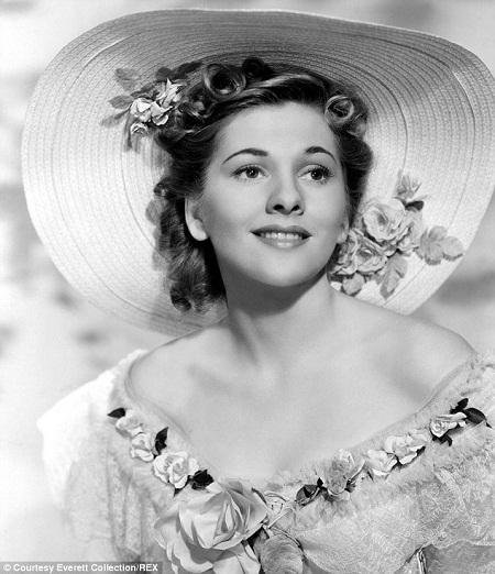 Một câu chuyện “kinh điển” về sự cạnh tranh khốc liệt ở Hollywood - 9 Joan Fontaine năm 1940.