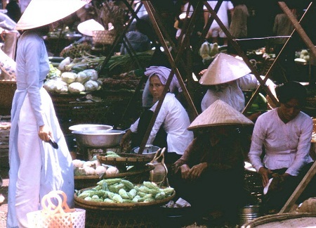 Thế giới lưu giữ ảnh “độc” về phụ nữ Việt với áo dài, nón lá - 12 Một phiên chợ ở Biên Hòa năm 1965 (Nguồn: Peter Seaward).
