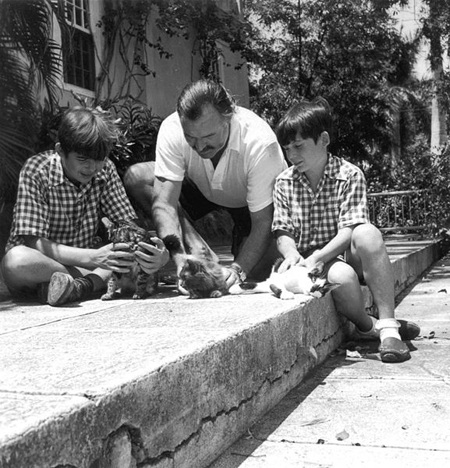 Bí mật về cuộc đời nhiều bi kịch của con trai nhà văn Hemingway - 1 Gregory Hemingway (bên phải) với anh trai Patrick Hemingway và cha tại Finca Vigia, Cuba