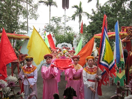 Khai hội đền thờ Nữ tình báo đầu tiên trong chính sử Việt Nam - 2 Dâng lễ trong hội đình Ruối - Yên Nghĩa năm 2012 (Ảnh: Ban Khánh tiết).
