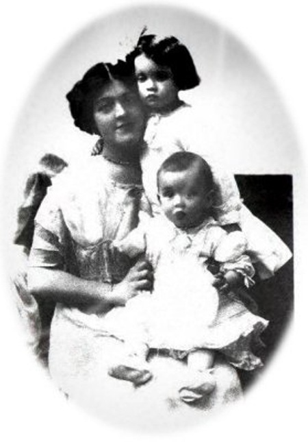 Phi vụ lừa đảo đình đám từ nạn nhân chìm tàu Titanic - 1 Ảnh chụp bà Bess Allison cùng con gái Loraine và con trai Trevor.