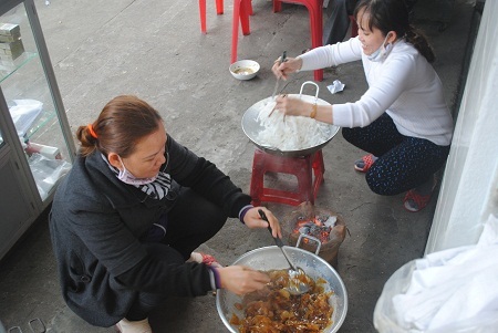 Chị Văn Thị Thùy Trang (áo trắng) vẫn giữ được nghề làm mứt truyền thống suốt 30 năm nay.