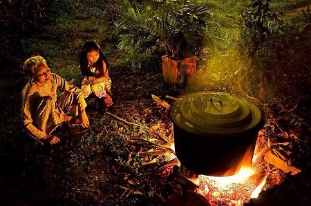Du học sinh chạnh lòng với cái Tết xa nhà - 1 Vẫn nhớ như in bánh chưng, thịt mỡ, dưa hành, ông đồ già với câu đối đỏ…