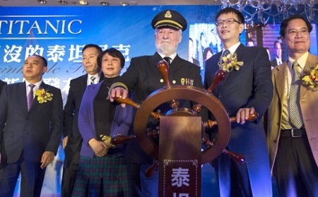 Trung Quốc bị tố “trục lợi” từ thảm kịch Titanic - 2 Nam diễn viên Bernard Hill xuất hiện tại buổi họp báo công bố kế hoạch xây dựng công viên Titanic.