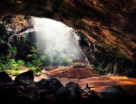 Hang động Phraya Nakhon vốn là địa điểm lui tới thường xuyên của các vị vua chúa Thái Lan khi xưa.