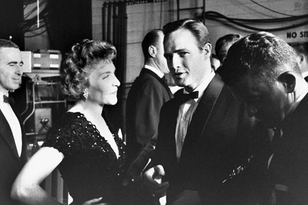 Hình ảnh đẹp nhất trong lịch sử Oscar - 14 Nam tài tử của phim “Casablanca” - Humphrey Bogart xuất hiện cùng vợ tại lễ trao giải năm 1955.