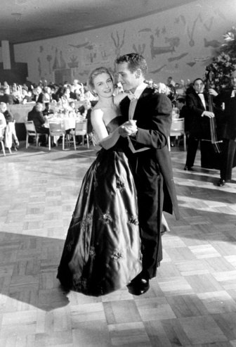 Hình ảnh đẹp nhất trong lịch sử Oscar - 16 Nam tài tử của phim “Casablanca” - Humphrey Bogart xuất hiện cùng vợ tại lễ trao giải năm 1955.