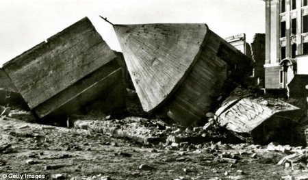 Hitler đã sống tới năm 95 tuổi ở Brazil? - 4 Hitler được cho là đã tự tử trong boongke trú ẩn ở thành phố Berlin, Đức.