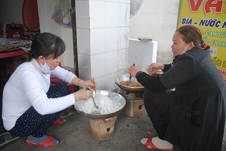 Chị Văn Thị Thùy Trang (áo trắng) vẫn giữ được nghề làm mứt truyền thống suốt 30 năm nay.