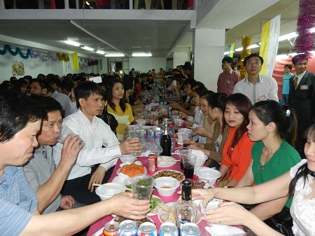 Nâng cốc chúc cho năm mới mọi điều tốt đẹp hơn! (Ảnh: Võ Hoài Nam)