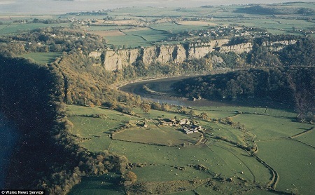 Nhà thờ nằm giữa một vùng đất có khung cảnh thiên nhiên tuyệt đẹp, ngay bên bờ sông Wye.