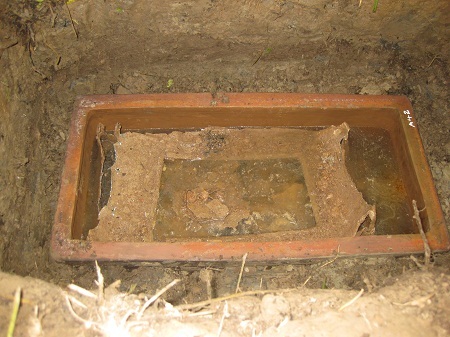 Ngôi mộ có tiểu đồng được cho là chôn hài cốt các vị tương họ Nguyễn Tất.