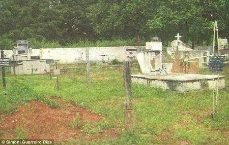 Hitler đã sống tới năm 95 tuổi ở Brazil? - 5 Hitler được cho là đã tự tử trong boongke trú ẩn ở thành phố Berlin, Đức.