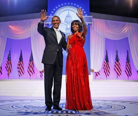 Chiêm ngưỡng những chiếc váy được cất giữ như... “hiện vật lịch sử” - 1 Chiếc váy màu đỏ của bà Michelle Obama tại lễ nhậm chức của Tổng thống Barack Obama năm 2013.