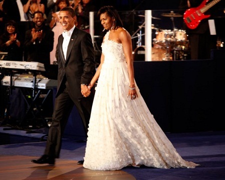 Chiêm ngưỡng những chiếc váy được cất giữ như... “hiện vật lịch sử” - 2 Chiếc váy màu đỏ của bà Michelle Obama tại lễ nhậm chức của Tổng thống Barack Obama năm 2013.