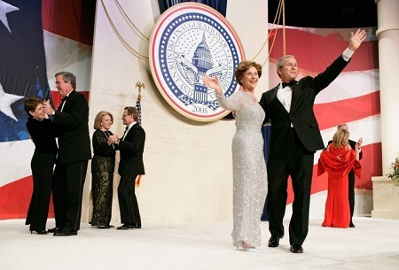 Chiêm ngưỡng những chiếc váy được cất giữ như... “hiện vật lịch sử” - 3 Đệ nhất phu nhân Laura Bush tại lễ nhậm chức của Tổng thống Mỹ George W. Bush năm 2005.