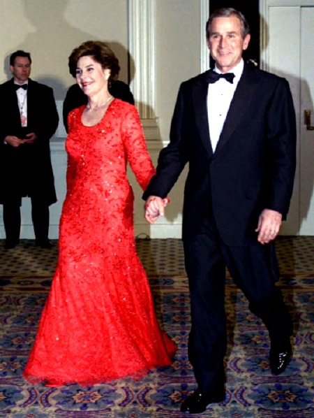 Chiêm ngưỡng những chiếc váy được cất giữ như... “hiện vật lịch sử” - 4 Phu nhân Laura Bush tại lễ nhậm chức đầu tiên của chồng năm 2001.