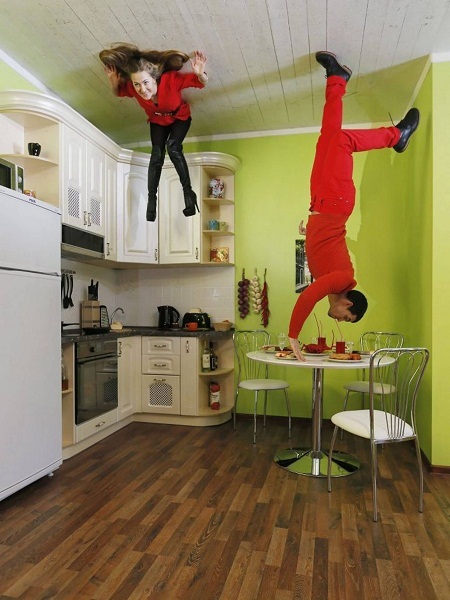 Lạ lẫm trước kiến trúc của những ngôi nhà lộn ngược - 3 Ở phía bên trái ngôi nhà, bạn sẽ thấy một chiếc xe hơi lộn ngược được gắn bên cạnh.