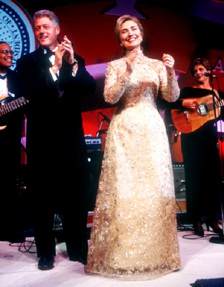 Chiêm ngưỡng những chiếc váy được cất giữ như... “hiện vật lịch sử” - 5 Phu nhân Laura Bush tại lễ nhậm chức đầu tiên của chồng năm 2001.