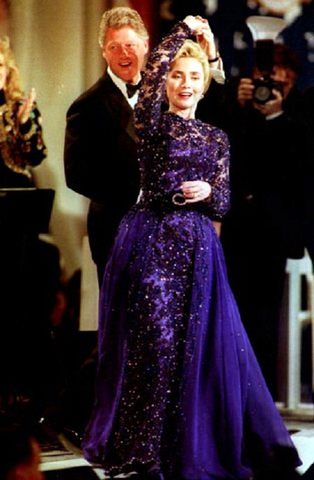 Chiêm ngưỡng những chiếc váy được cất giữ như... “hiện vật lịch sử” - 6 Bà Hillary Clinton khiêu vũ bên Tổng thống Mỹ Bill Clinton trong lễ nhậm chức của ông hồi năm 1993.