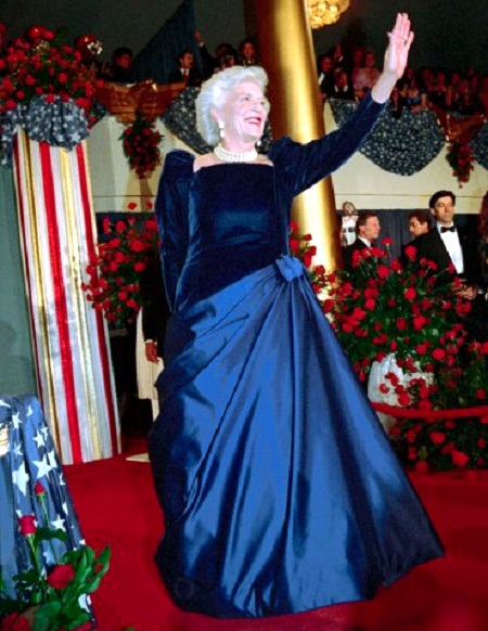 Chiêm ngưỡng những chiếc váy được cất giữ như... “hiện vật lịch sử” - 7 Bà Hillary Clinton khiêu vũ bên Tổng thống Mỹ Bill Clinton trong lễ nhậm chức của ông hồi năm 1993.